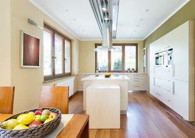 bright-functional-kitchen-with-kitchen-island-PETFU3F